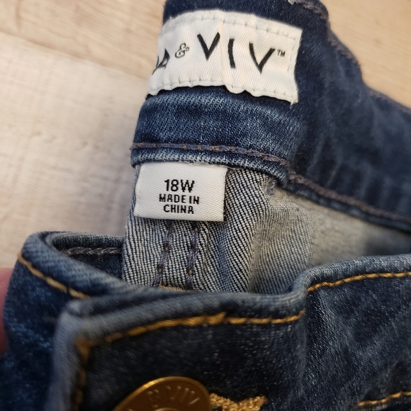 AVA & VIV 18W button fly jeans - Picture 7 of 8